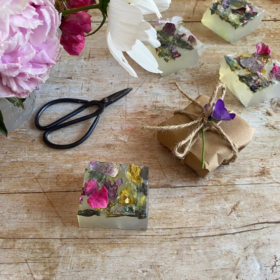 How to Make Floral Botanical Soap image number 1