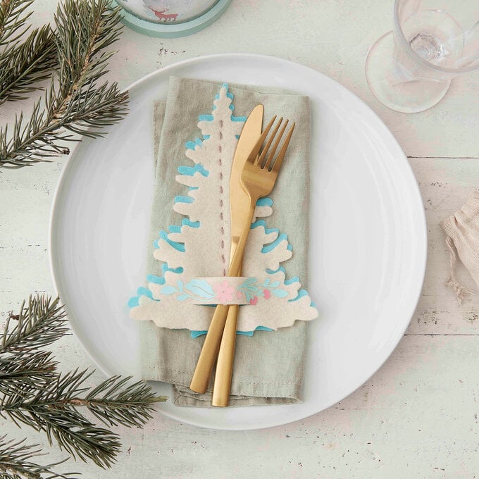 Cricut: How to Make Christmas Tree Place Settings image number 1