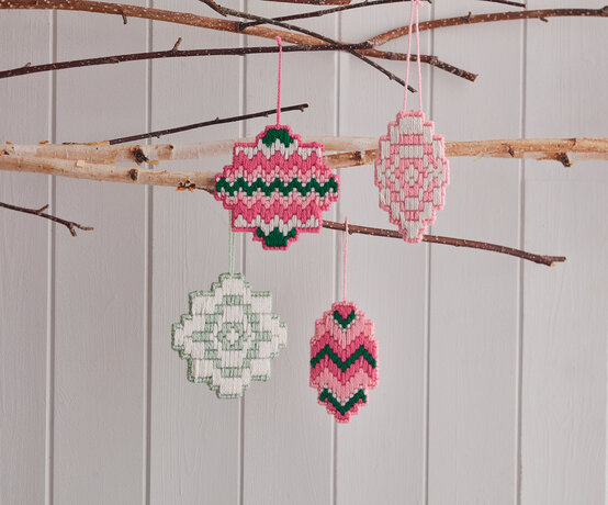 How to Make Bargello Christmas Decorations image number 1