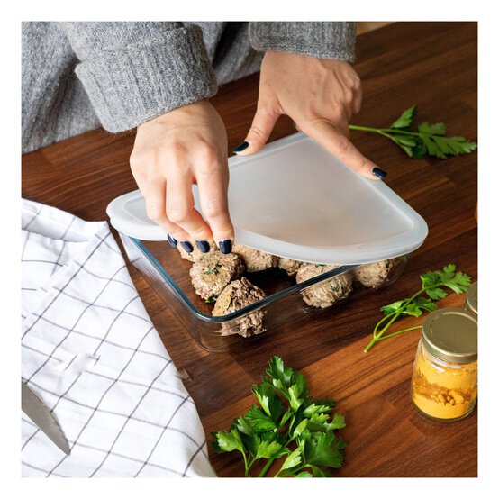 Pyrex Cook & Freez Glass Rectangular Dish with Lid 2.6 Litres image number 4
