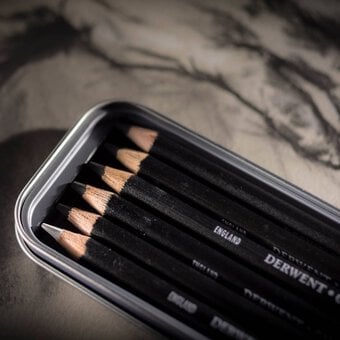 Derwent Charcoal Pencil Tin 6 Pieces image number 3