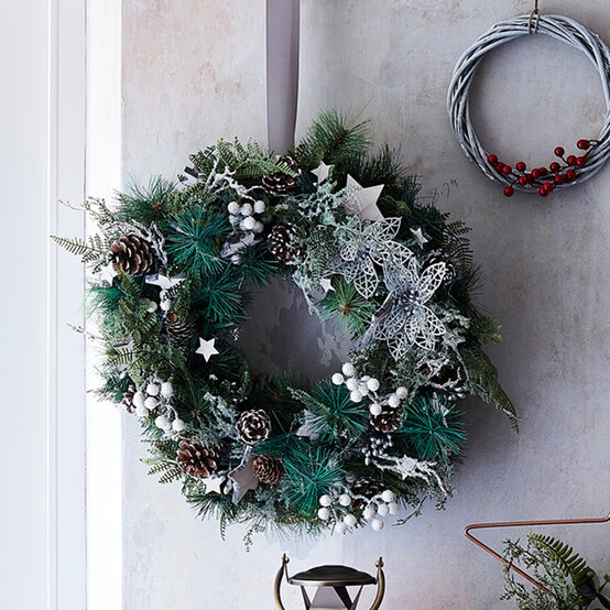 How to Make a Frosted Artificial Wreath image number 1