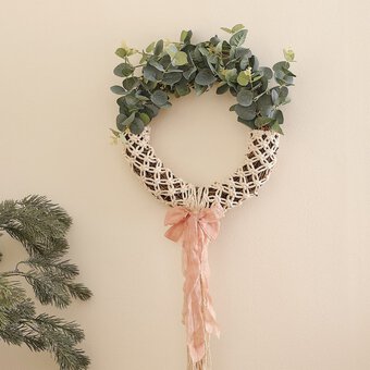 How to Make a Macram&eacute; Wreath