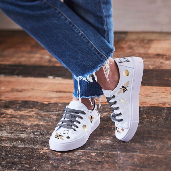 Cricut: How to Make Personalised Bee Kind Trainers image number 1