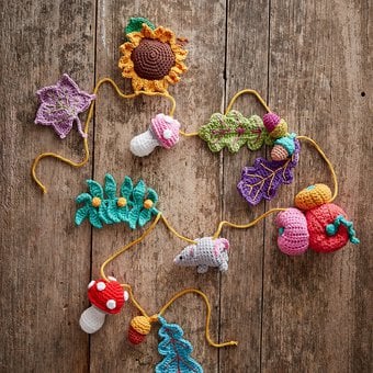 How to Crochet an Autumn Garland - Free Pattern
