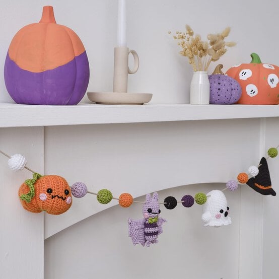 How to Crochet a Halloween Garland image number 1
