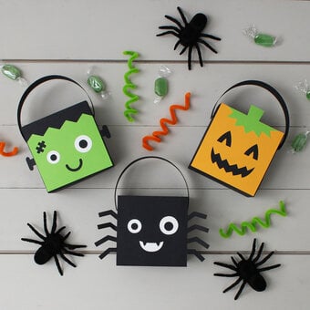 Cricut: How to Make Halloween Goody Bags