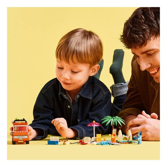 LEGO Bluey's Beach and Family Car Trip image number 4