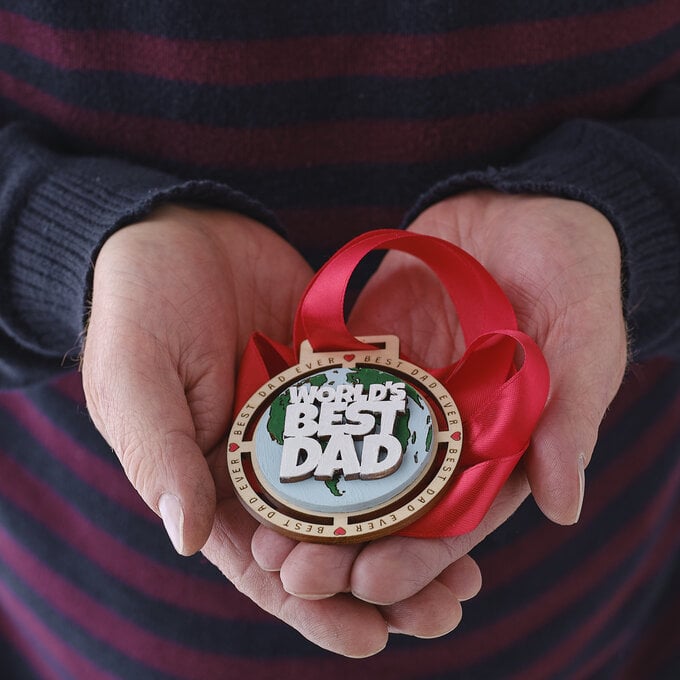 Glowforge: How to Make a Personalised Medal image number 1