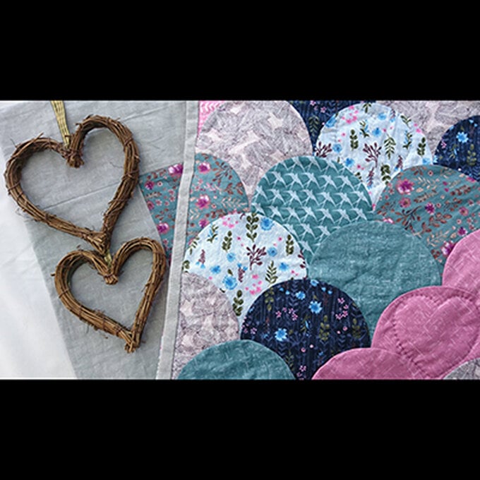 How to Sew a Floral Clam Quilt image number 1