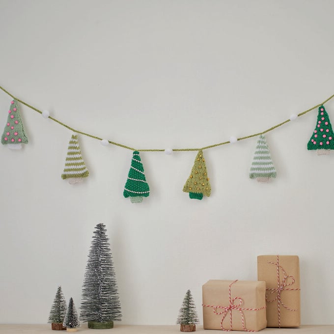 How to Knit a Christmas Tree Garland image number 1