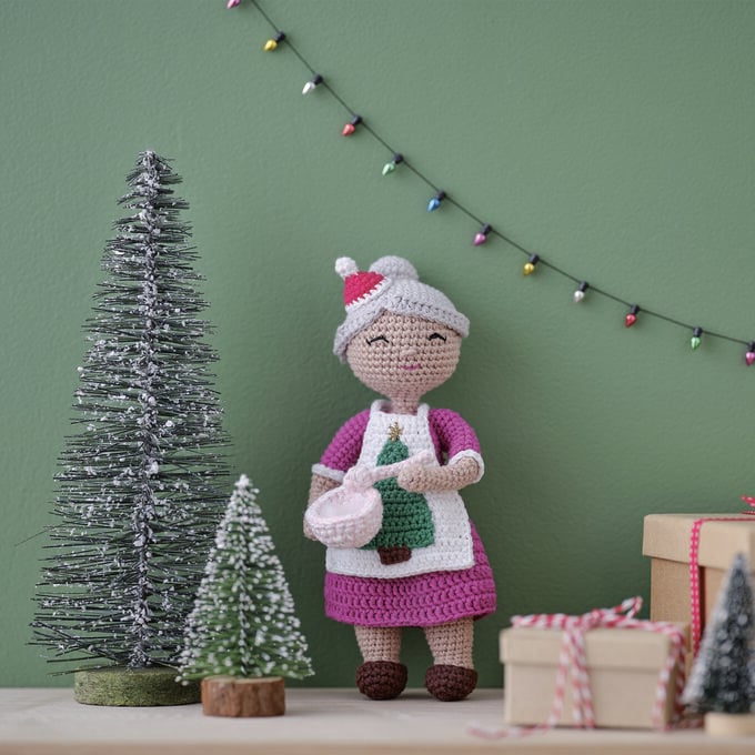 How to Crochet an Amigurumi Mrs Claus image number 1
