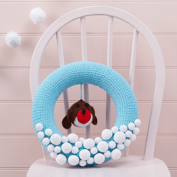 How to Make a Crochet Robin Wreath image number 1