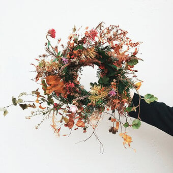 How to Create a Fresh Foraged Autumnal Wreath
