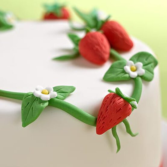 How to Bake a Strawberry Cake image number 1