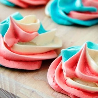 How to Make Colourful Mini Meringues