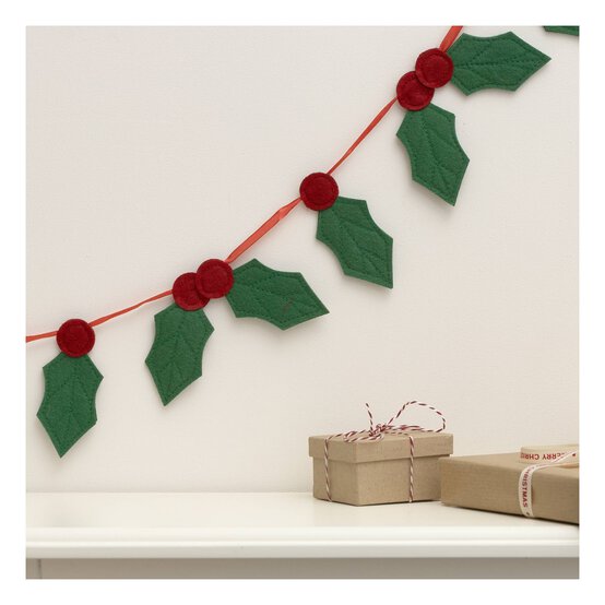 Felt Holly Garland 1.2m image number 1