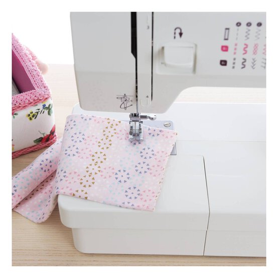 Hobbycraft 32S Sewing Machine and Sewing Kit Bundle image number 4