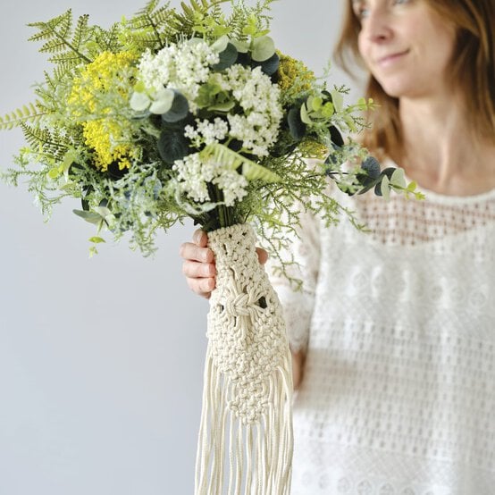 How to Make a Wedding Macram&eacute; Bouquet Wrap image number 1