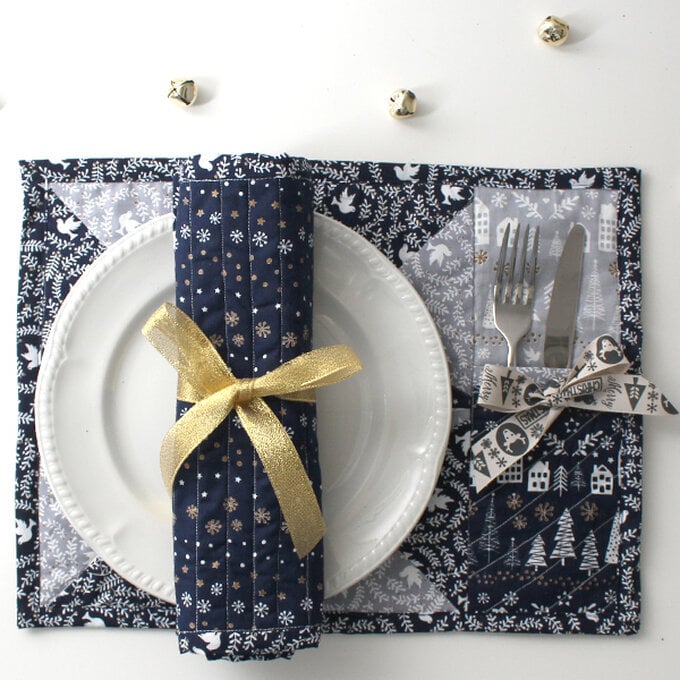 How to Sew a Christmas Place Setting image number 1