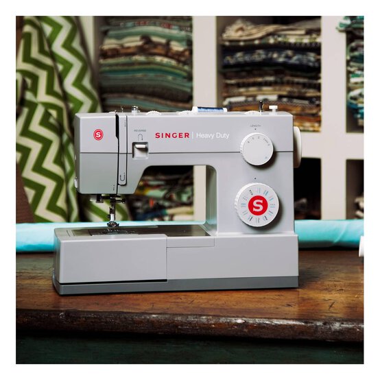 Singer 4423 Heavy Duty Sewing Machine image number 2