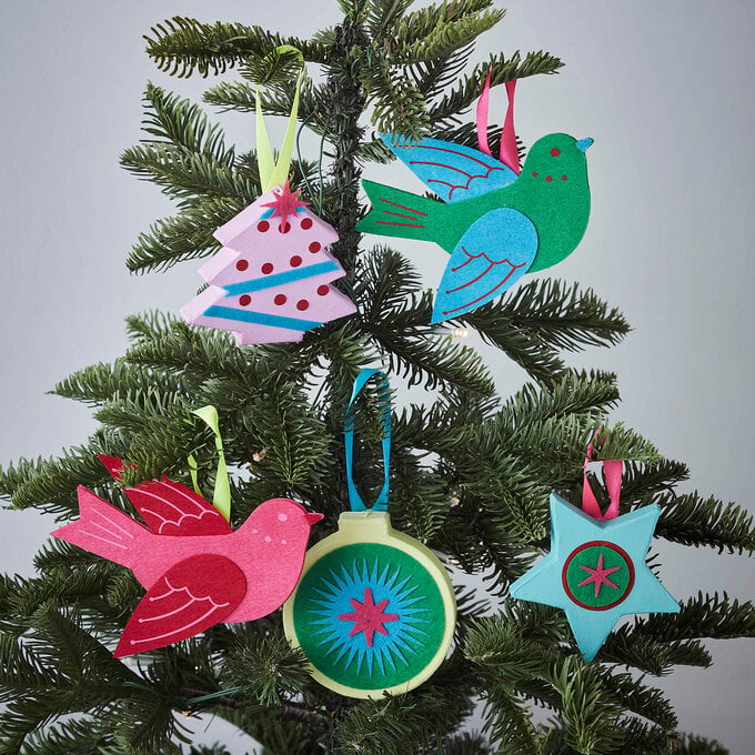 Cricut: How to Make Felt Christmas Decorations image number 1
