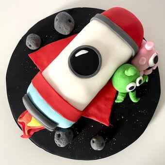 How to Decorate a Rocket Cake