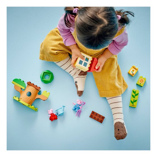 LEGO DUPLO Peppa Pig Garden and Tree House image number 3