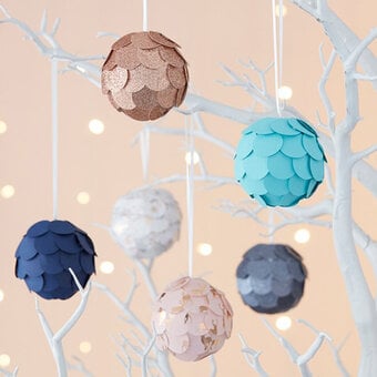 How to Make Scalloped Paper Baubles
