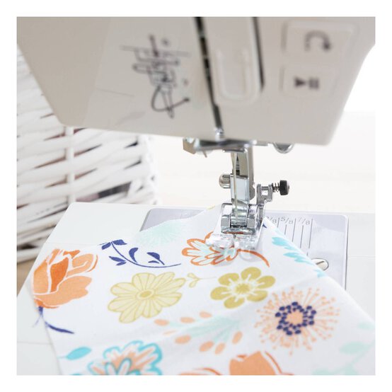 Hobbycraft 100S Sewing Machine and Essentials Bundle image number 4