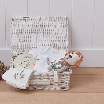 How to Make a New Baby Hamper
