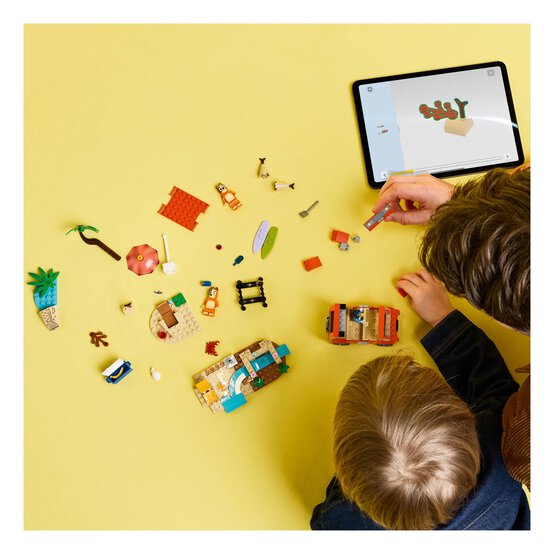 LEGO Bluey's Beach and Family Car Trip image number 3