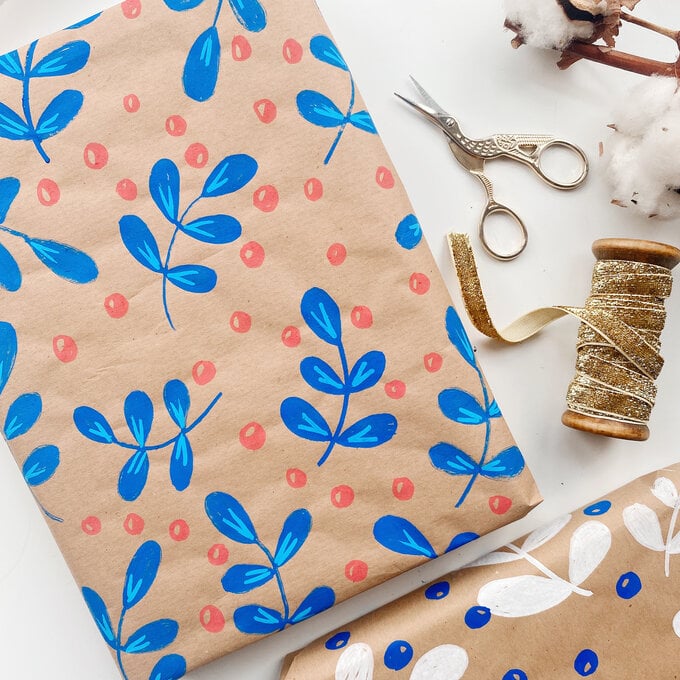 How to Make Christmas Gift Wrap with POSCA Pens image number 1