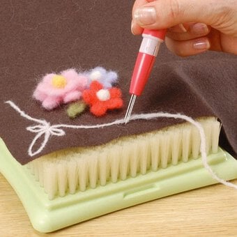 Clover Pen Style Needle Felting Tool image number 2