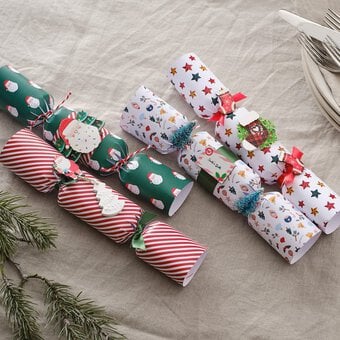 How to Make Bright Christmas Crackers