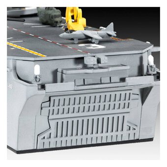 Revell Assault Carrier USS Wasp Class Model Kit 1:700 image number 3
