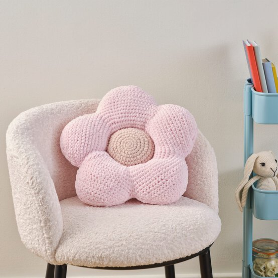 How to Crochet a Plush Flower Cushion image number 1
