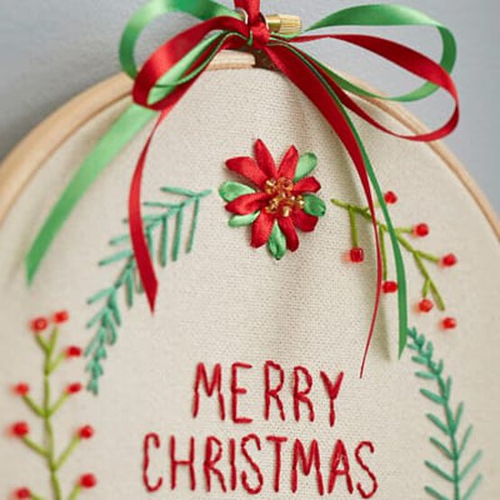 How to Make an Embroidered Wreath image number 1