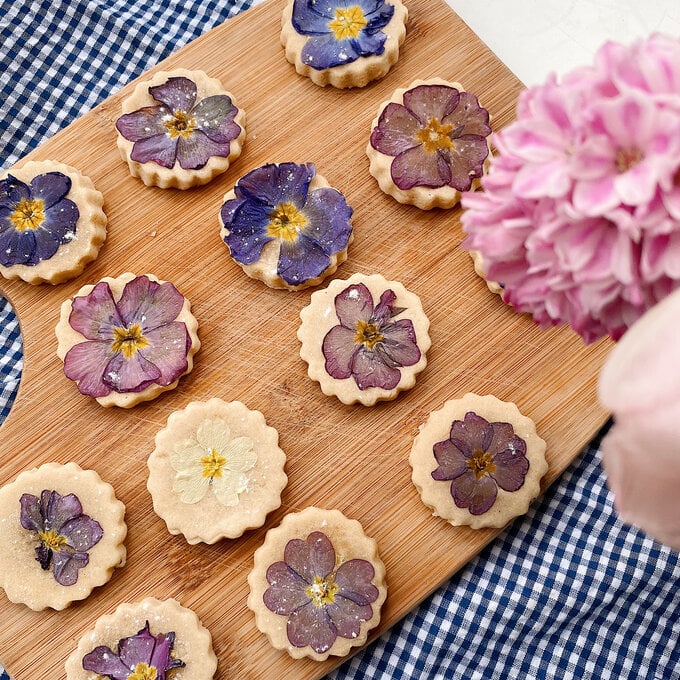 How to Make Flower Biscuits image number 1