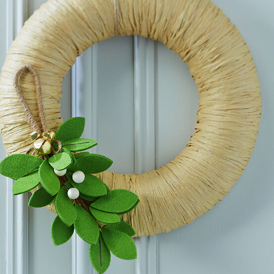 How to Make a Mistletoe Wreath image number 1