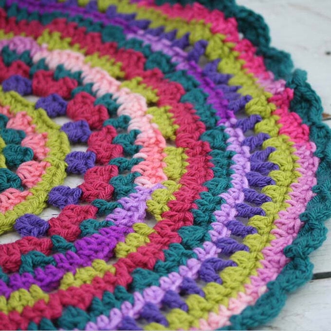 How to Crochet a Christmas Tree Skirt image number 1