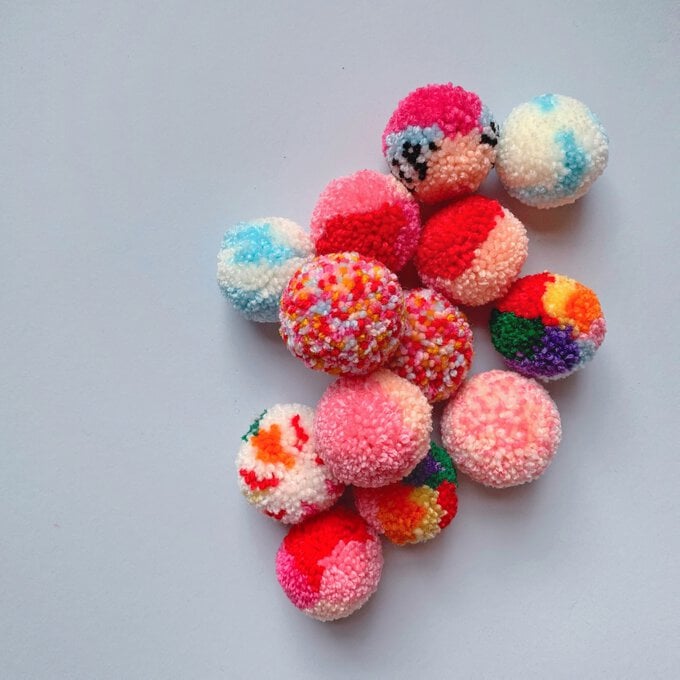 How to Create 5 Different Patterns in Pom Poms image number 1