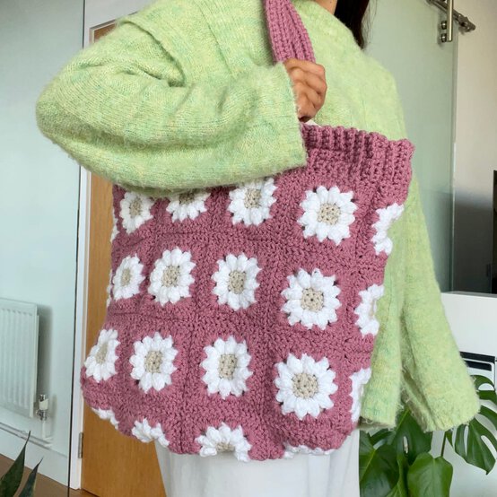 How to Crochet a Granny Square Flower Tote Bag image number 1