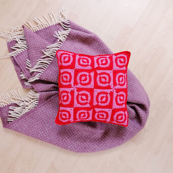 How to crochet a colourful cushion