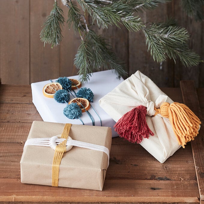 How to Gift Wrap with Yarn Scraps image number 1