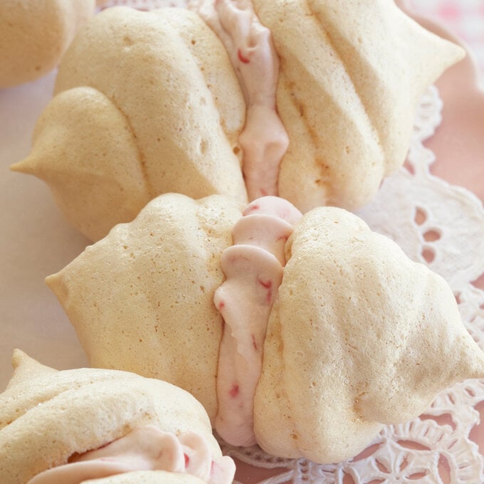 How to Make Meringues with Raspberry Cream image number 1