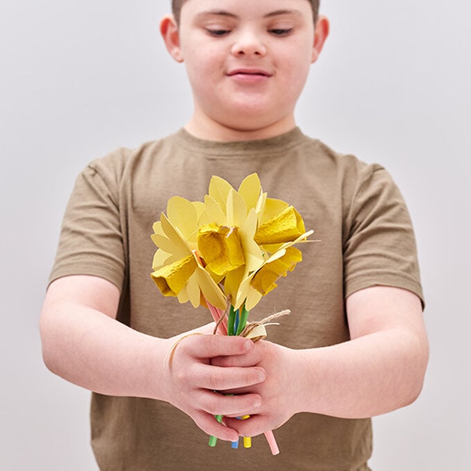 How to Make an Easy Daffodil Bouquet image number 1