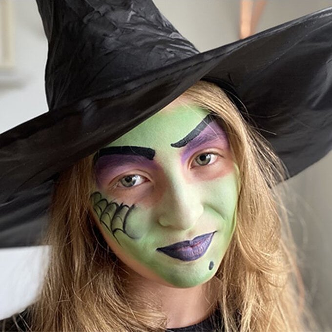 How to Face Paint a Witch image number 1