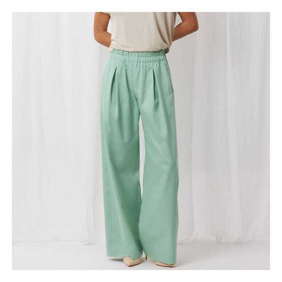 Simplicity Women’s Shorts and Trousers Sewing Pattern S3105 (XS-XXL) image number 2