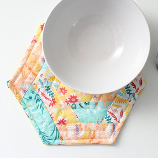 Your Cricut Explore Quilted Hexagon Pot Holder image number 1